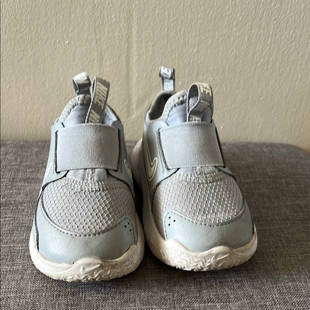 Nike Kids' Light Gray Sneakers size 6